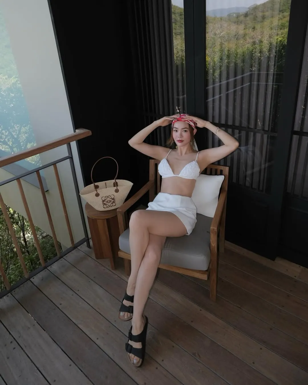 3 kiểu váy ngắn màu trắng bật chất resortchic cho mùa Hè 2025-5.webp