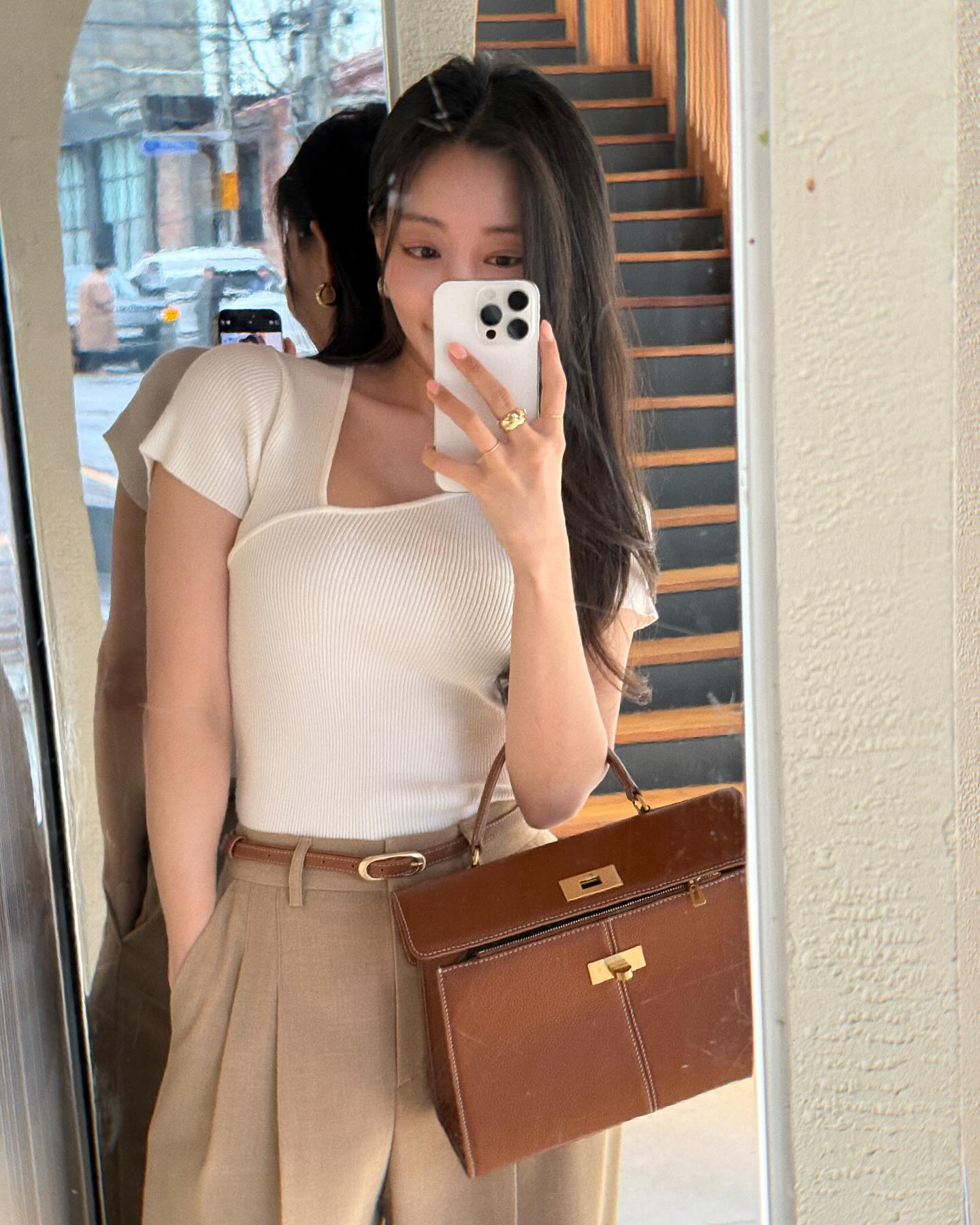 4 mẫu áo hack tuổi đỉnh không kém áo phông nhưng nữ tính hơn chị em nên có hết để mặc đẹp mỗi ...jpg