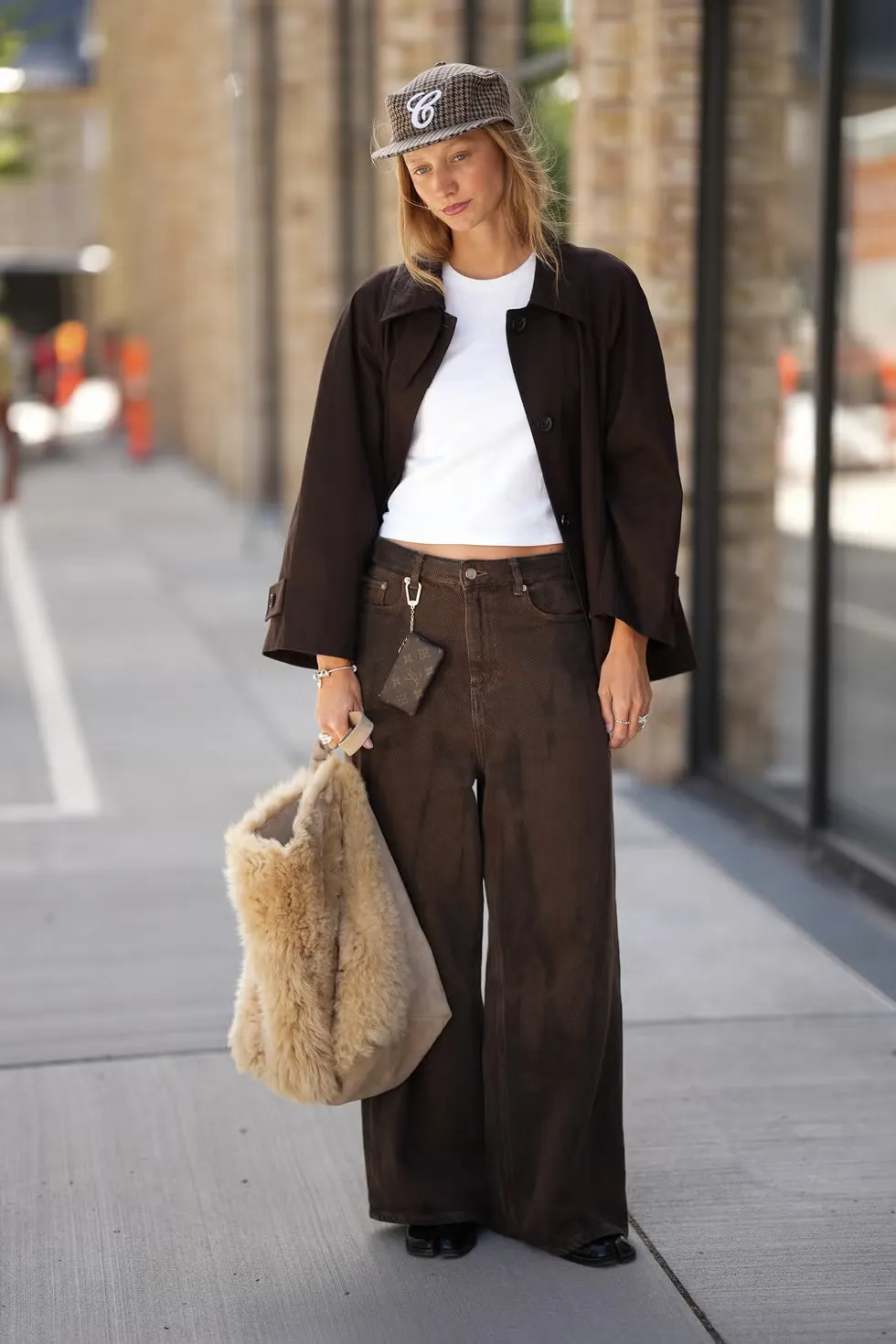 5 công thức phối đồ cùng quần nâu để trở thành tín đồ sành màu sắc mùa Đông 2025-2.webp