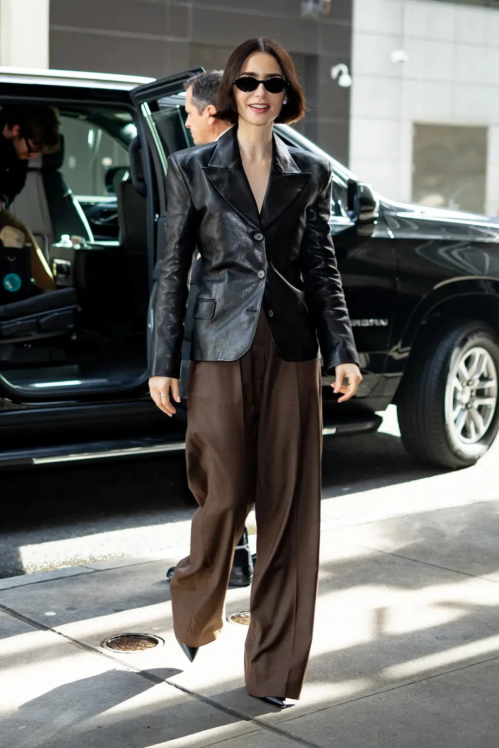 5 công thức phối đồ cùng quần nâu để trở thành tín đồ sành màu sắc mùa Đông 2025-3.webp