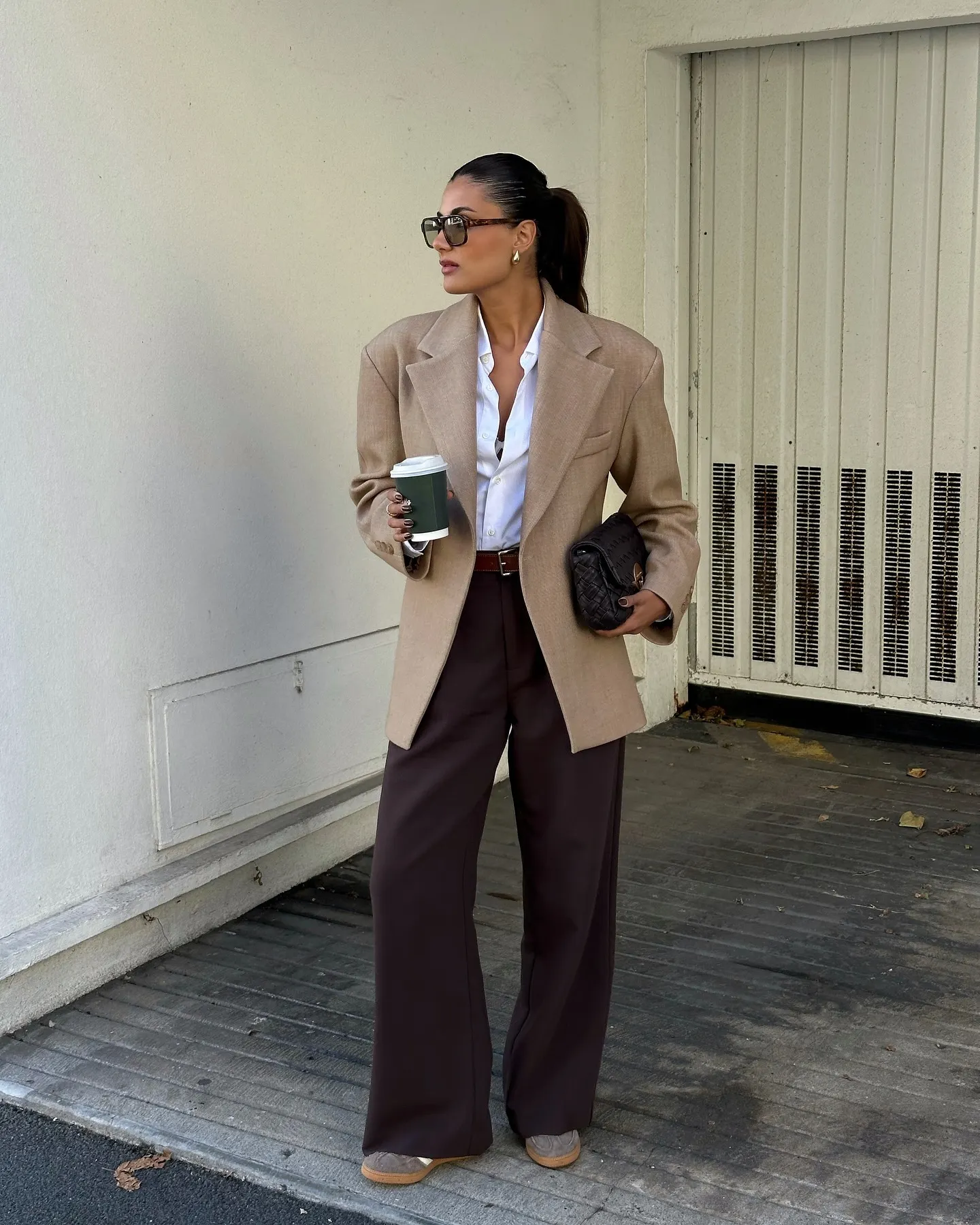 5 công thức phối đồ cùng quần nâu để trở thành tín đồ sành màu sắc mùa Đông 2025-4.webp