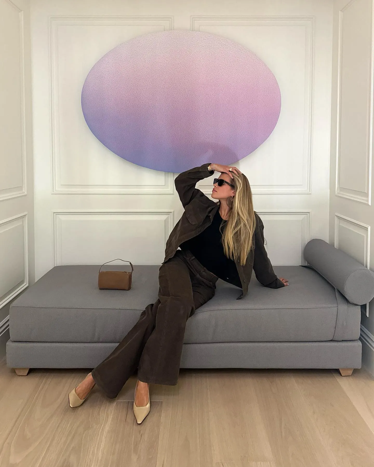 5 công thức phối đồ cùng quần nâu để trở thành tín đồ sành màu sắc mùa Đông 2025-5.webp