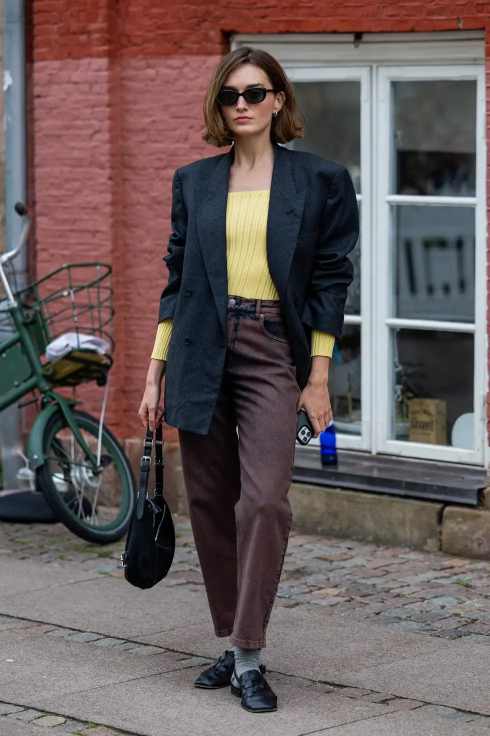 5 công thức phối đồ cùng quần nâu để trở thành tín đồ sành màu sắc mùa Đông 2025-6.webp