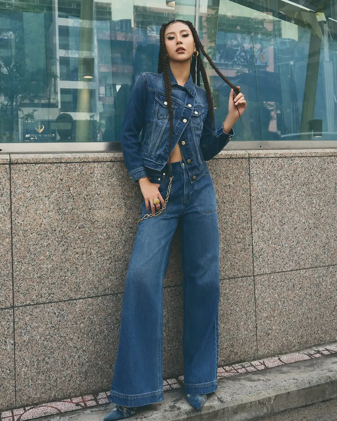 5 dáng quần jeans định hình phong cách nữ giới mùa Thu 2025-1.webp