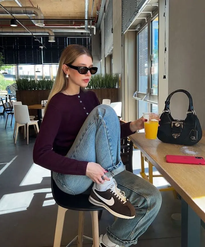 5 đôi giày thể thao da lộn on trend mùa này-7.webp