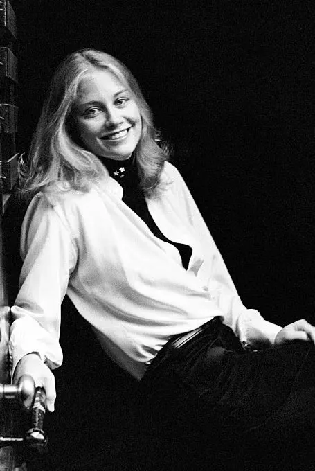 6 thương hiệu giúp bạn sở hữu chiếc áo sơ mi trắng mượn từ bạn trai như Nicole Kidman-3.webp