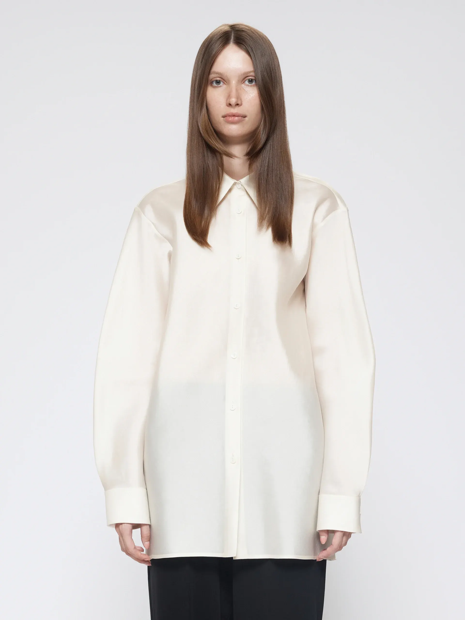 6 thương hiệu giúp bạn sở hữu chiếc áo sơ mi trắng mượn từ bạn trai như Nicole Kidman-4.webp