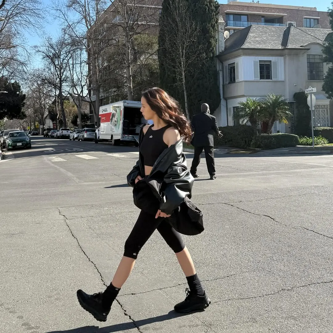9 mẫu quần thể thao đa nhiệm cho nàng athleisure chic-4.webp