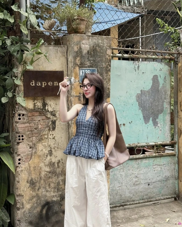 Áo bí phồng tôn lên đôi vai trần chinh phục mọi ánh nhìn-1.webp