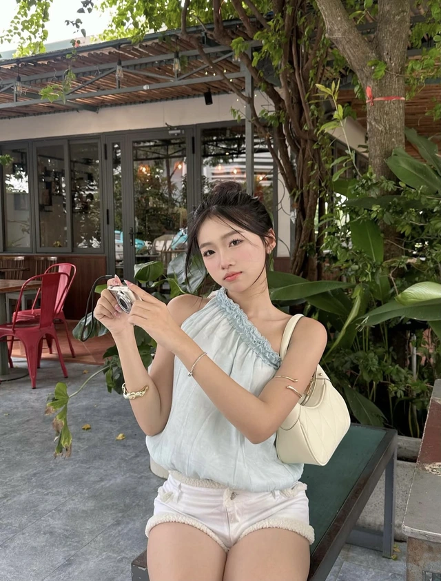 Áo bí phồng tôn lên đôi vai trần chinh phục mọi ánh nhìn-6.webp