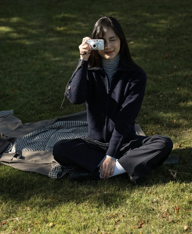 Áo cổ lọ trung tính khẳng định vẻ đẹp thời thượng ngày thu-2.webp