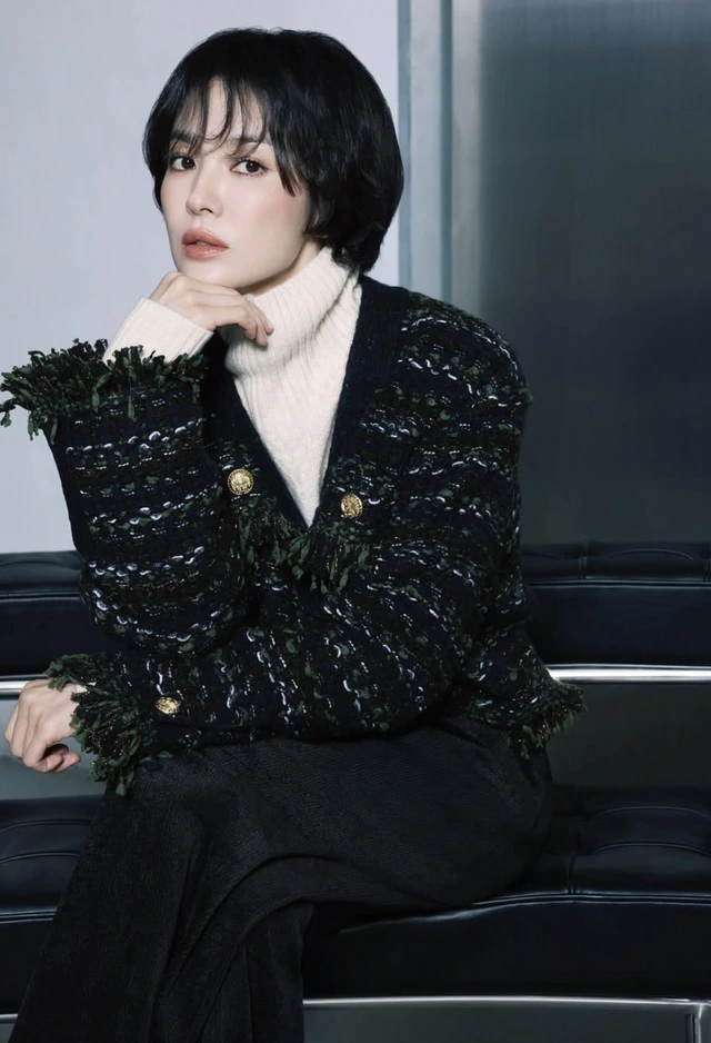 Áo cổ lọ trung tính khẳng định vẻ đẹp thời thượng ngày thu-5.webp