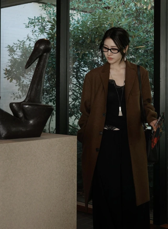 Áo khoác dáng dài gam màu trung tính lựa chọn an toàn nhưng đầy khí chất-1.webp