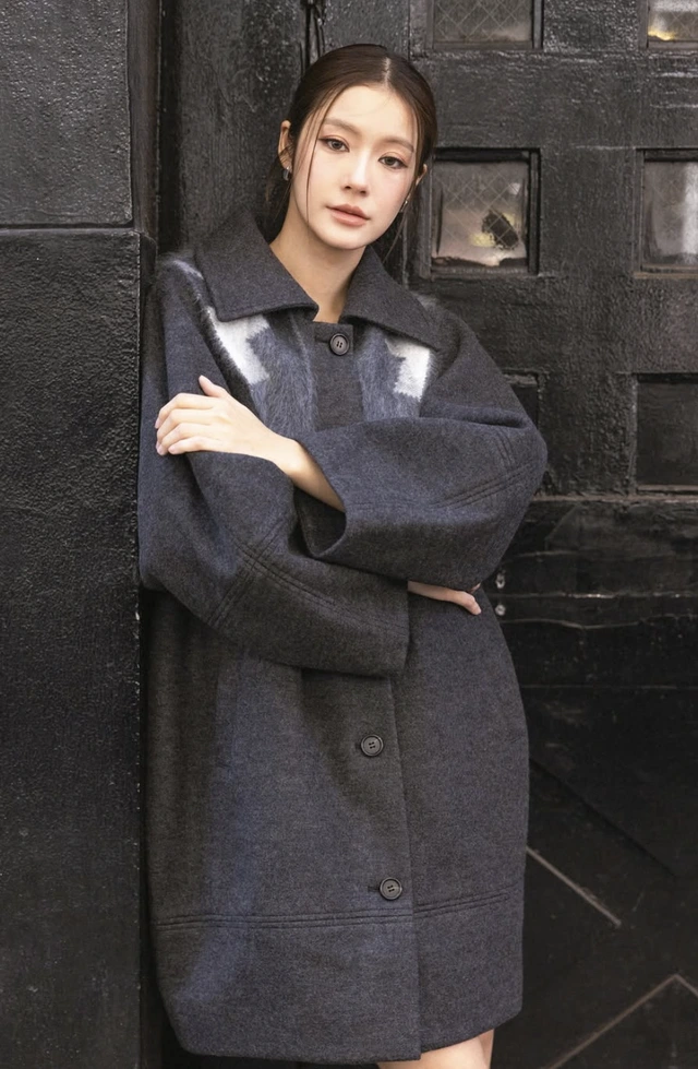 Áo khoác dáng dài gam màu trung tính lựa chọn an toàn nhưng đầy khí chất-3.webp