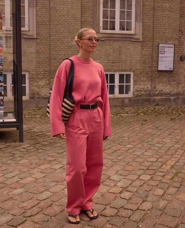 Áo len hồng biểu tượng nữ tính trở lại đầy cuốn hút-3.webp