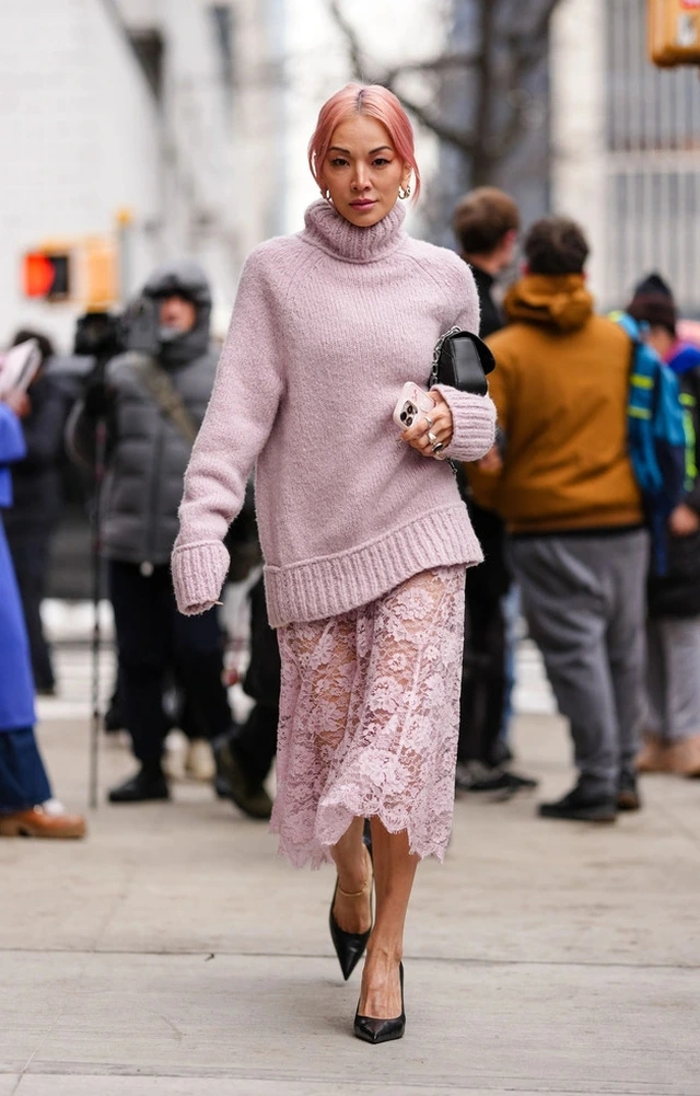 Áo len hồng biểu tượng nữ tính trở lại đầy cuốn hút-4.webp