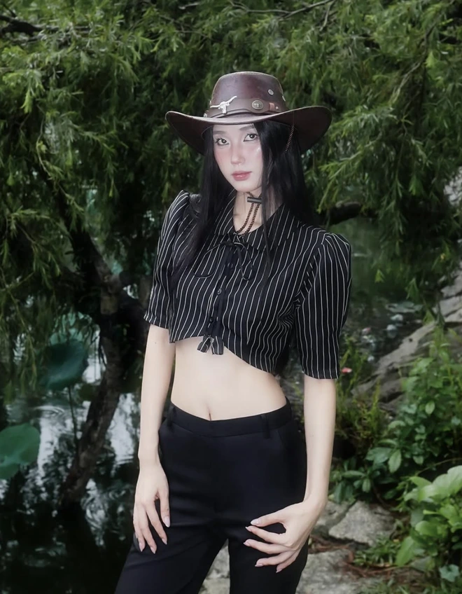 Áo sơ mi kẻ sọc luôn là lựa chọn thời thượng nhất-4.webp