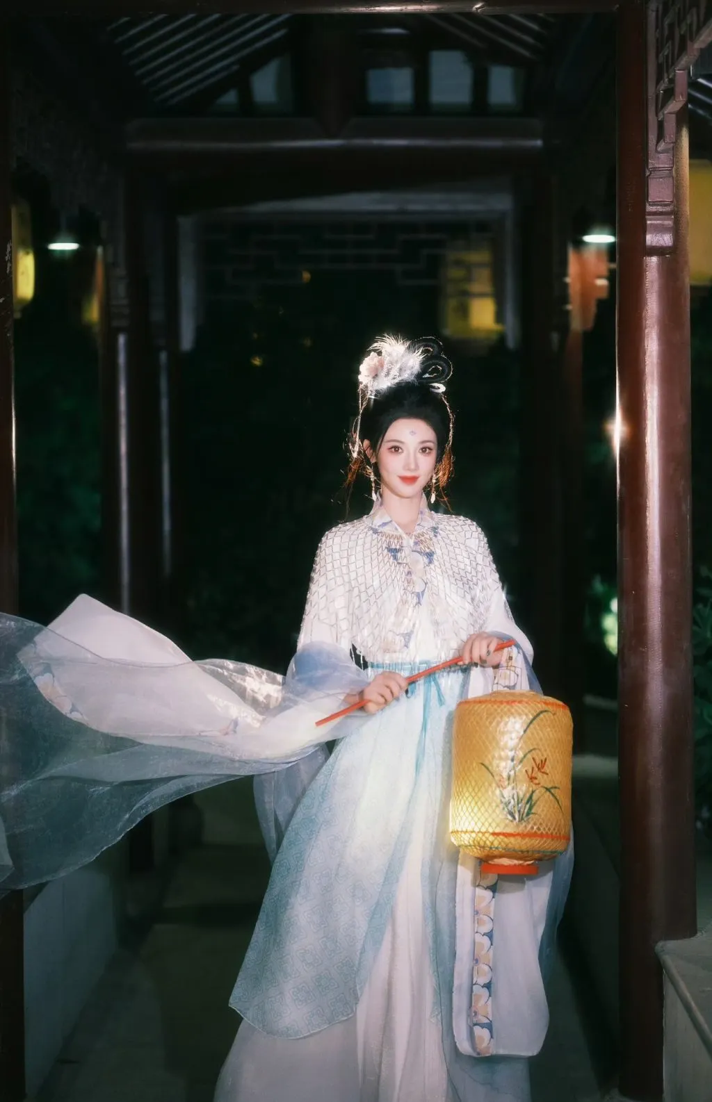 Bành Tiểu Nhiễm và vẻ đẹp huyễn hoặc trong Ám Hà Truyện-9.webp