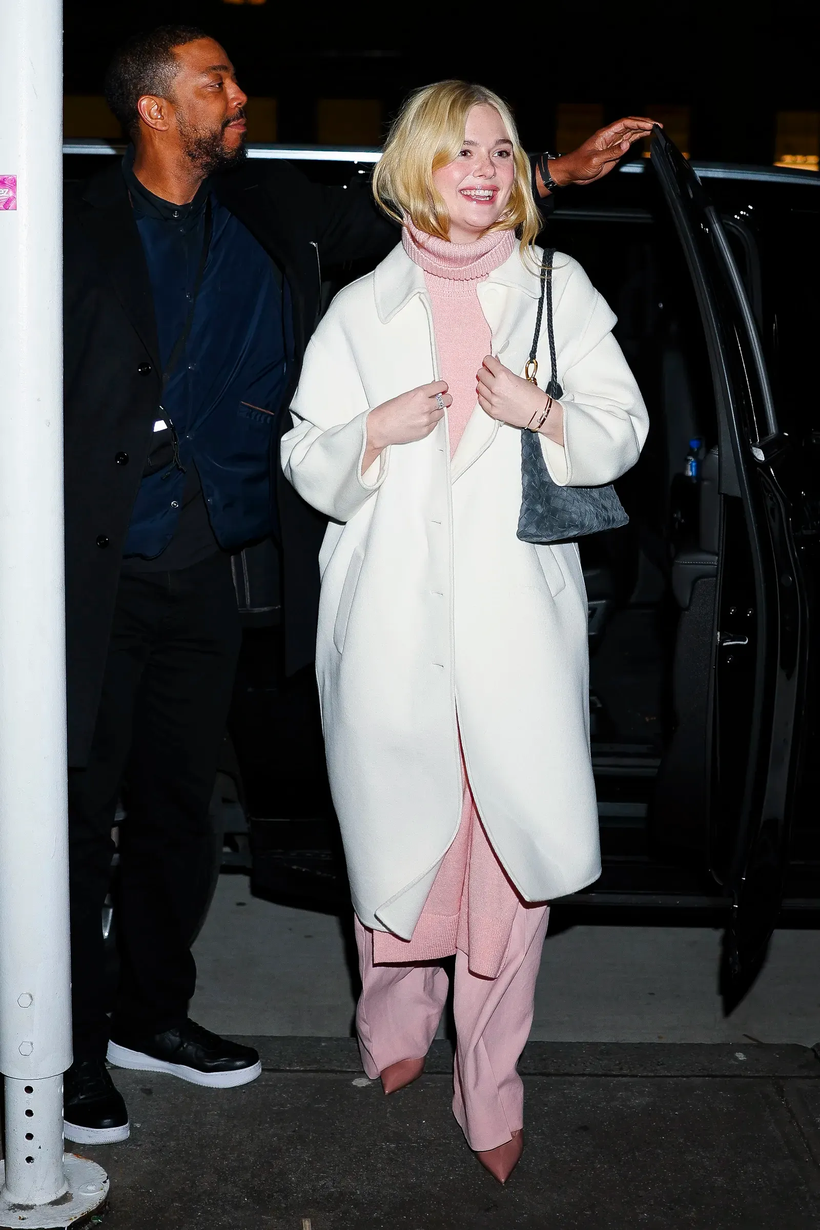 Best Fit Wins Elle Fanning đem loạt mốt XuânHè 2026 vừa rời sàn diễn đến trời Đông New York-2.webp