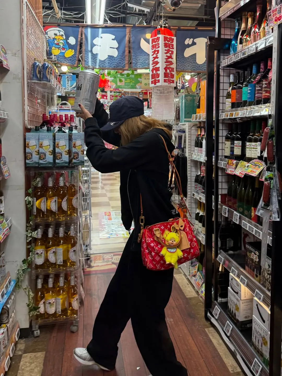 Best Fit Wins Lisa BLACKPINK tận dụng loạt phụ kiện đắt tiền để nâng tầm trang phục basic-4.webp