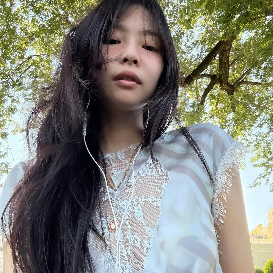 Best Fit Wins Offduty Jennie BLACKPINK khơi gợi phong cách mùa Hè châu Âu-1.webp