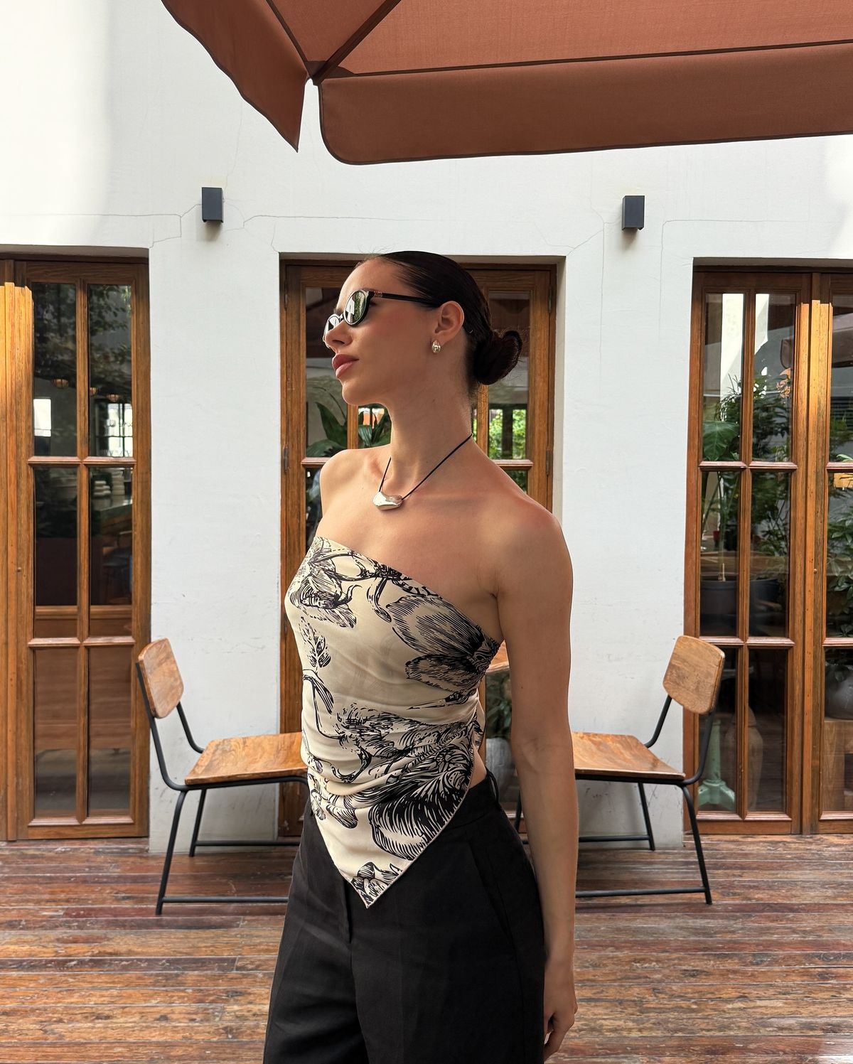 Biến hóa đa dạng outfit đi biển cùng xu hướng scarf top-5.jpg