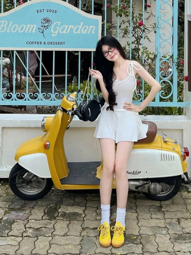 Biến hóa muôn vàn phong cách với giày sneaker vàng-1.webp