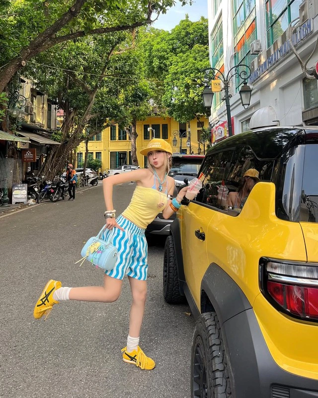 Biến hóa muôn vàn phong cách với giày sneaker vàng-3.webp