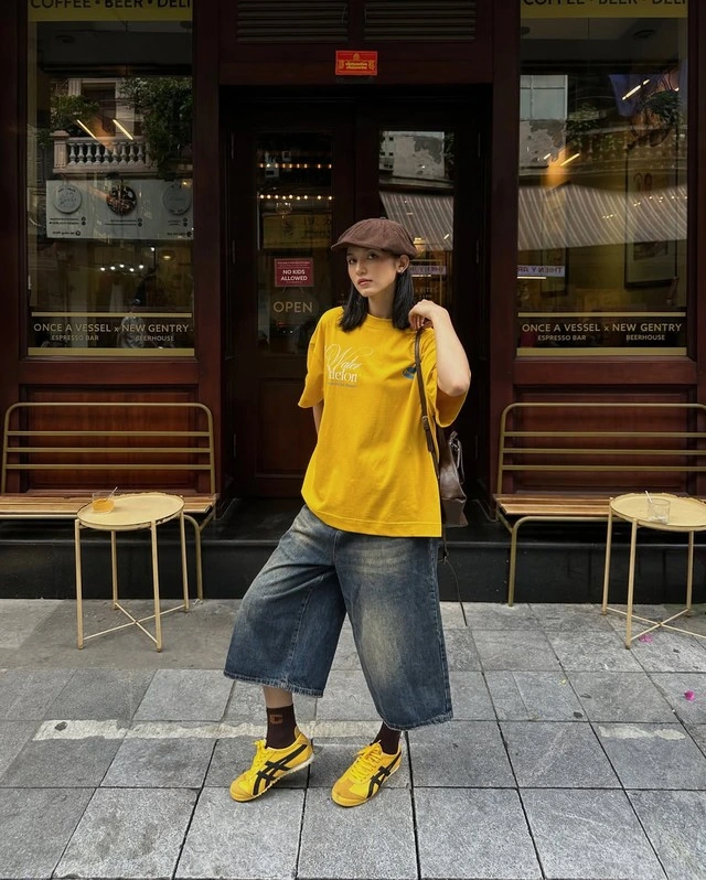 Biến hóa muôn vàn phong cách với giày sneaker vàng-5.webp