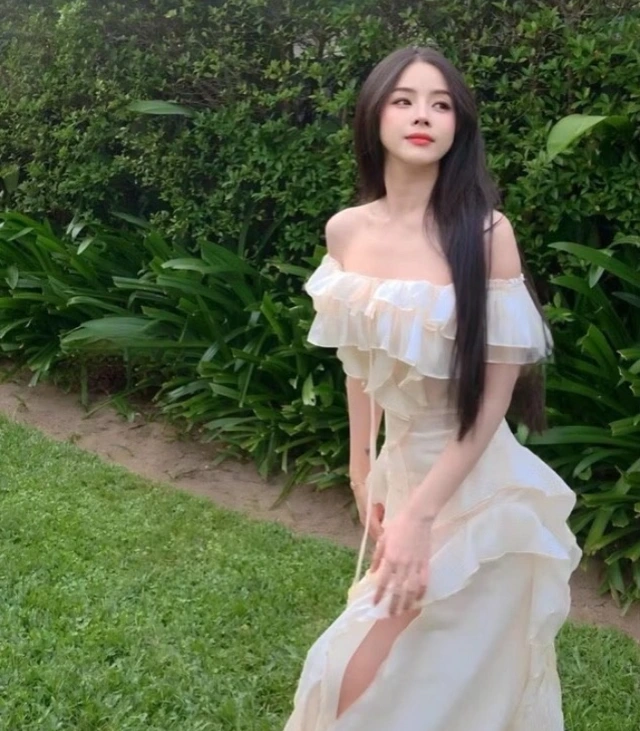 Biến mình thành nàng thơ với váy maxi đi biển-3.webp