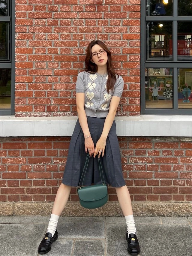 Cardigan áo len thành xu hướng mới cho mùa thu 2025-3.webp