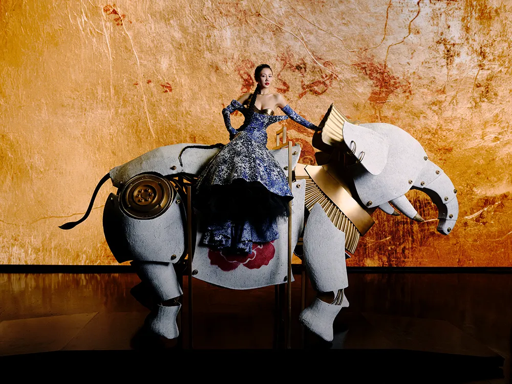 Cartier tô điểm cho vẻ đẹp đa sắc của giai nhân Văn Mai Hương trong MV Vườn Hồng-2.webp