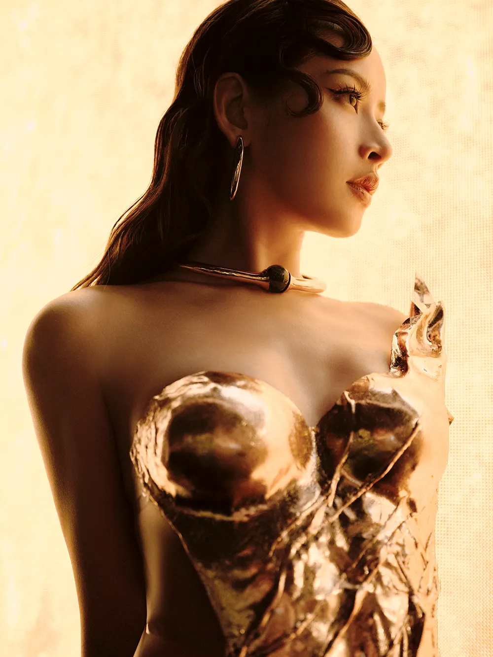 Cartier tô điểm cho vẻ đẹp đa sắc của giai nhân Văn Mai Hương trong MV Vườn Hồng-3.webp