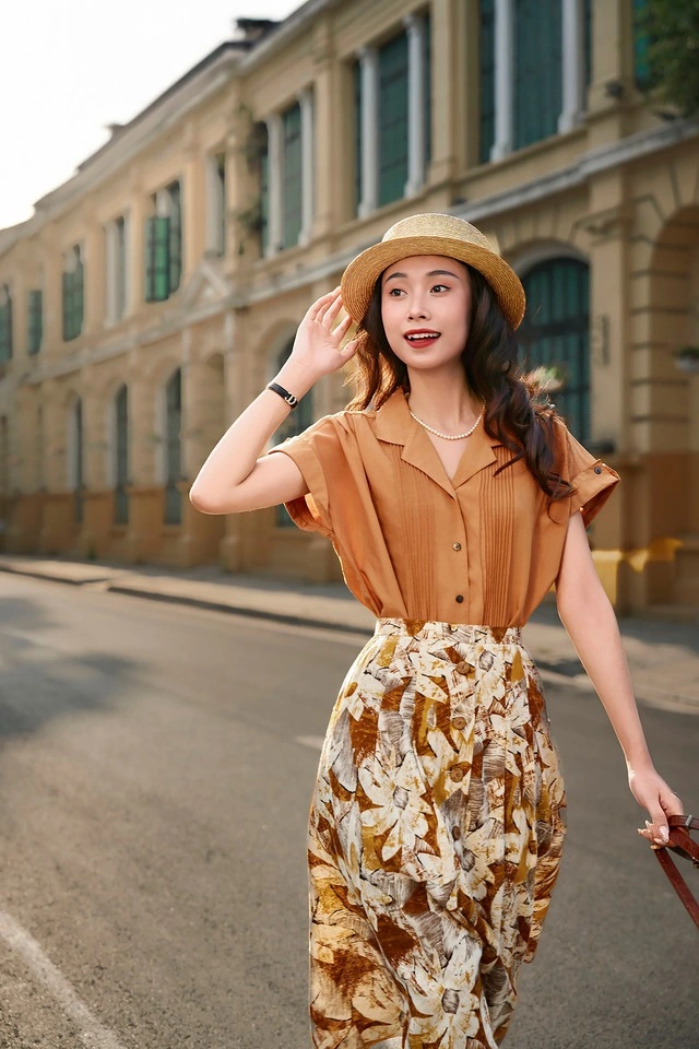Chân váy hoa cổ điển trở lại đẹp từ công sở đến đường phố-1.webp