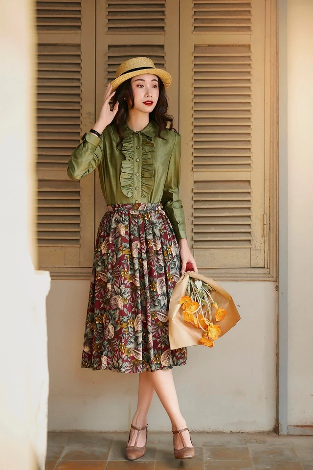 Chân váy hoa cổ điển trở lại đẹp từ công sở đến đường phố-2.webp