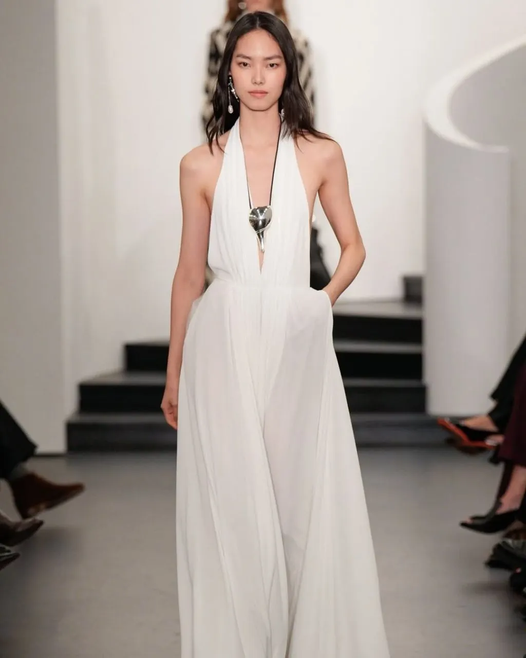 Chất liệu voan mềm mại trở thành quyền lực mới của phái đẹp-2.webp