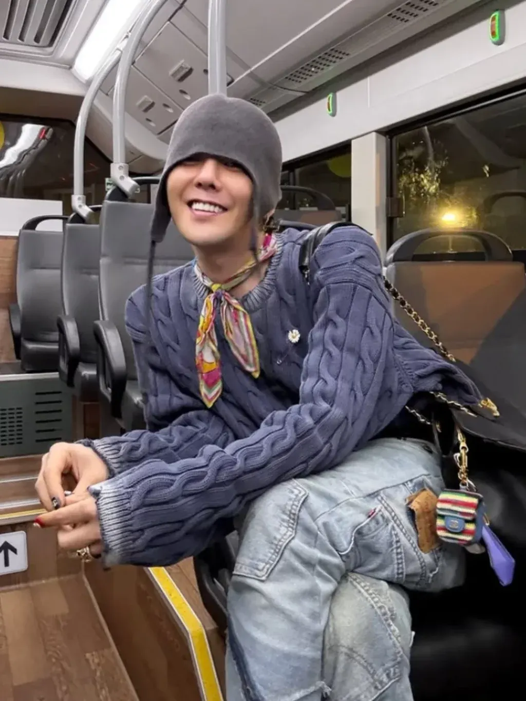 Cheap moment cùng GDragon và Jennie với mũ len che tai giữ ấm sành điệu-1.webp