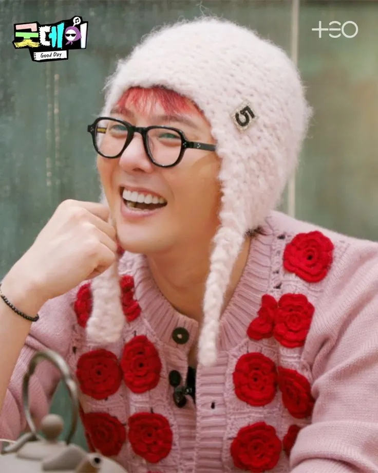 Cheap moment cùng GDragon và Jennie với mũ len che tai giữ ấm sành điệu-2.webp