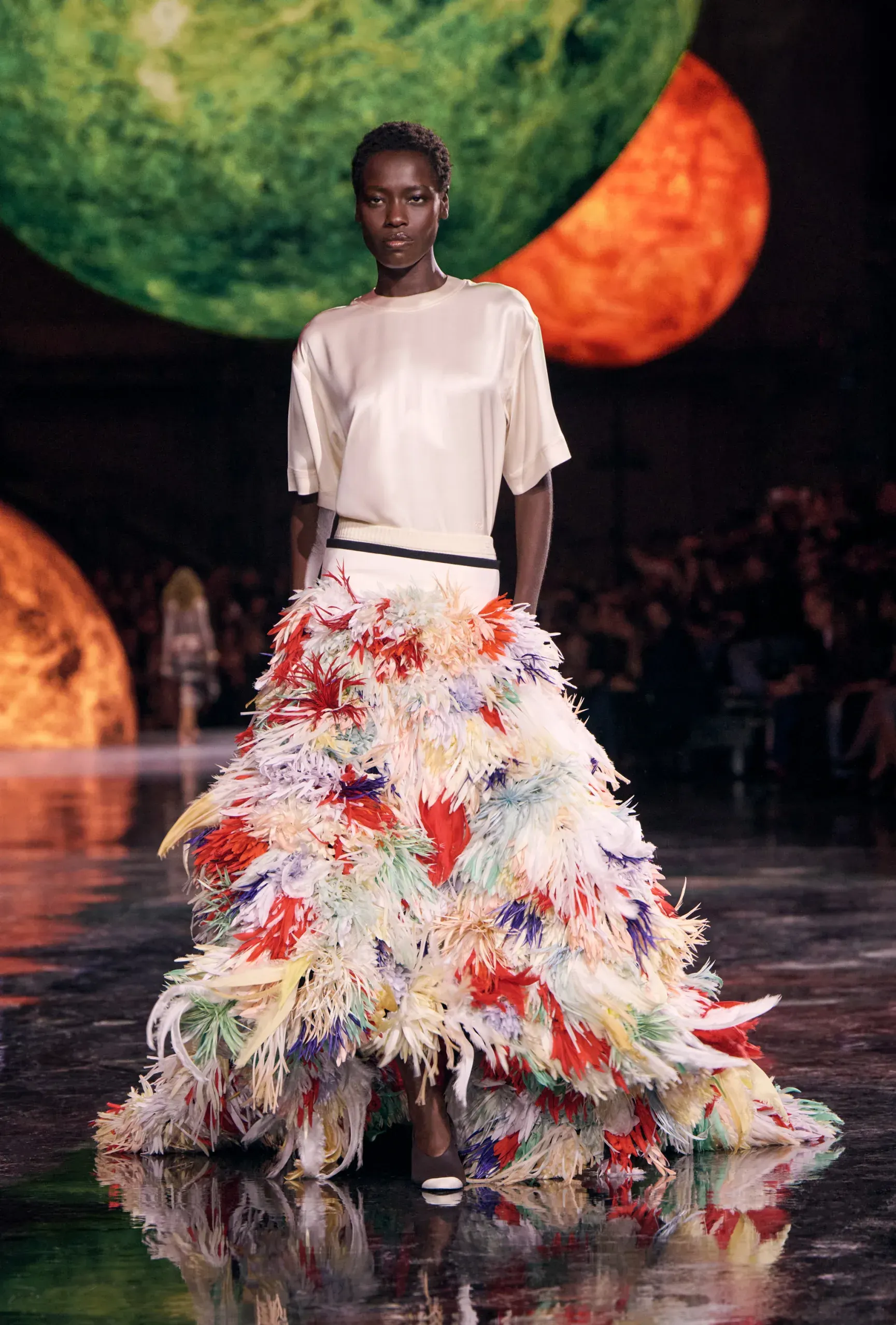 Chi tiết lông vũ bay bổng đưa phong cách Glamour cổ điển quay trở lại-1.webp