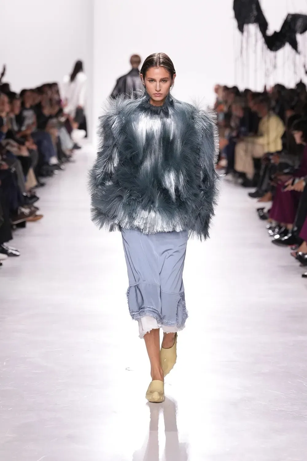 Chi tiết lông vũ bay bổng đưa phong cách Glamour cổ điển quay trở lại-2.webp