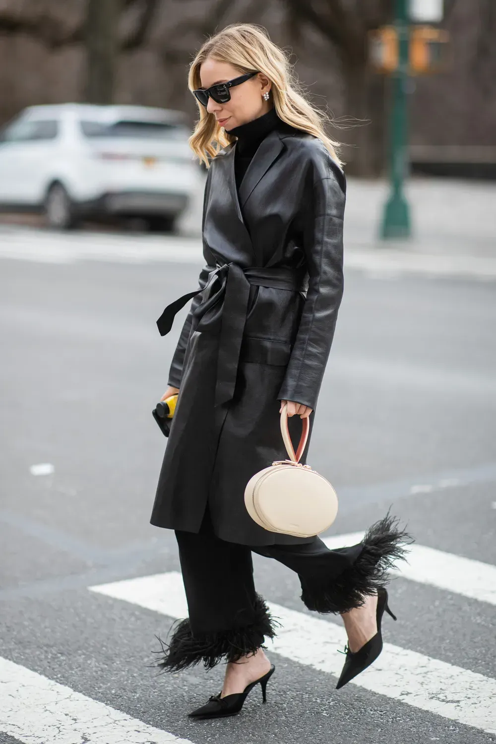 Chi tiết lông vũ bay bổng đưa phong cách Glamour cổ điển quay trở lại-3.webp