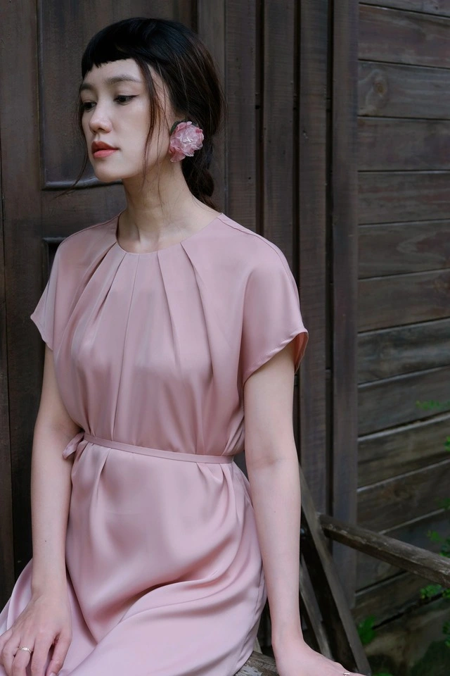 Chớm thu khám phá tủ đồ thanh lịch với chất liệu lụa ren cùng vải xô mềm-10.webp