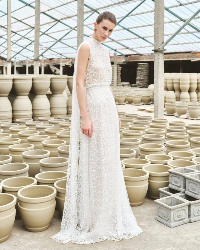 Chớm thu khám phá tủ đồ thanh lịch với chất liệu lụa ren cùng vải xô mềm-2.webp