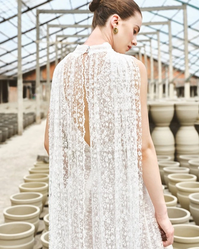 Chớm thu khám phá tủ đồ thanh lịch với chất liệu lụa ren cùng vải xô mềm-4.webp