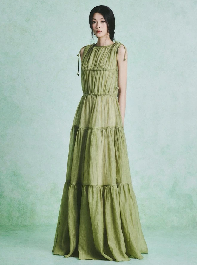 Chớm thu khám phá tủ đồ thanh lịch với chất liệu lụa ren cùng vải xô mềm-7.webp