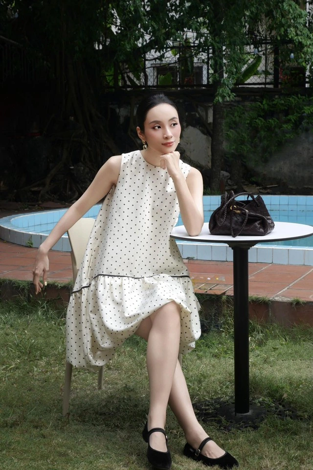 Chớm thu khám phá tủ đồ thanh lịch với chất liệu lụa ren cùng vải xô mềm-9.webp