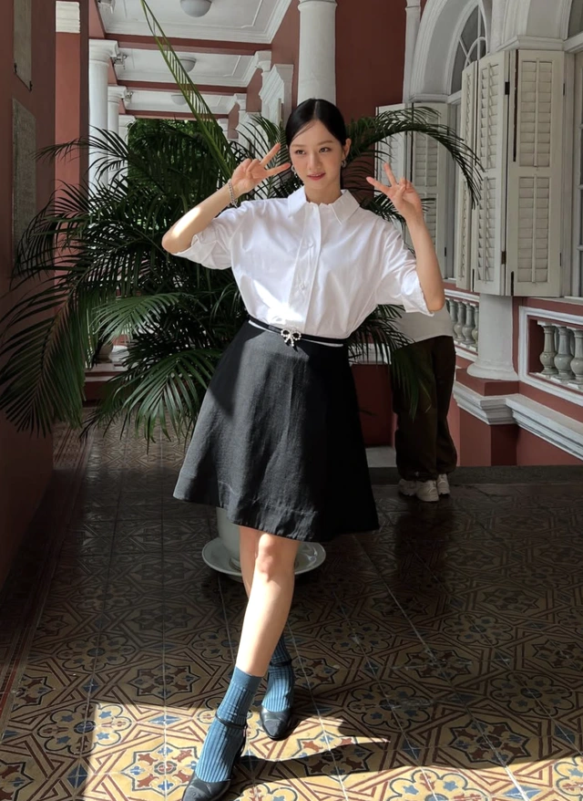 Chuẩn nàng thơ hiện đại nhờ diện áo sơ mi trắng-2.webp