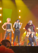 Tranh cãi xoay quanh trang phục thương hiệu Việt được 2NE1 lăng xê khi diễn concert