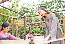 Đưa thổ cẩm từ rừng xuống phố