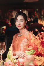 Áo dài tôn vẻ đài các của Đặng Thu Thảo